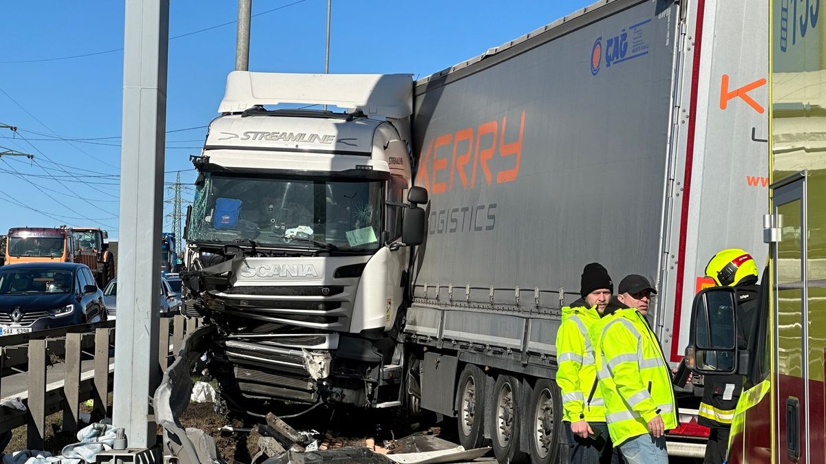 Na Pražském okruhu se srazil kamion s náklaďákem a osobním autem